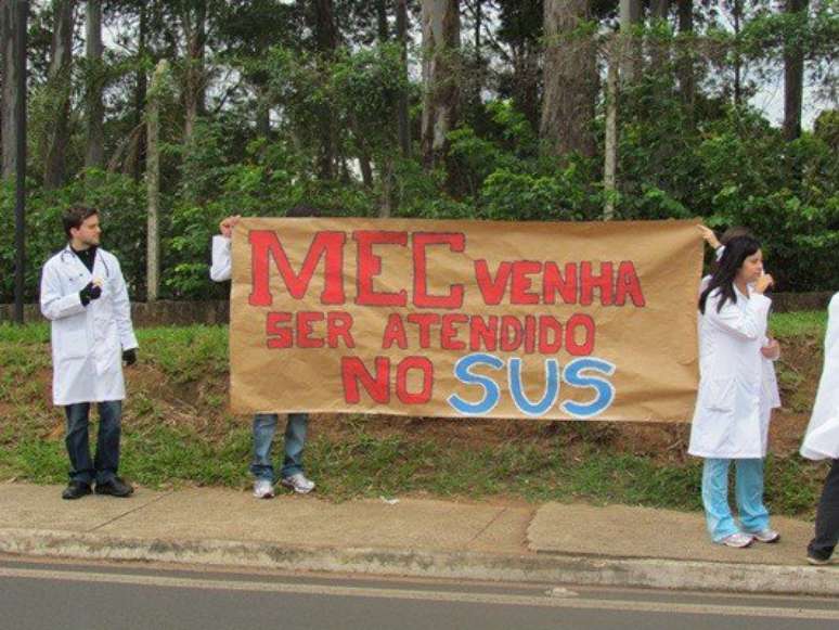 <p>Os estudantes da UFSCar cobram uma solução urgente do MEC para os problemas do curso</p>