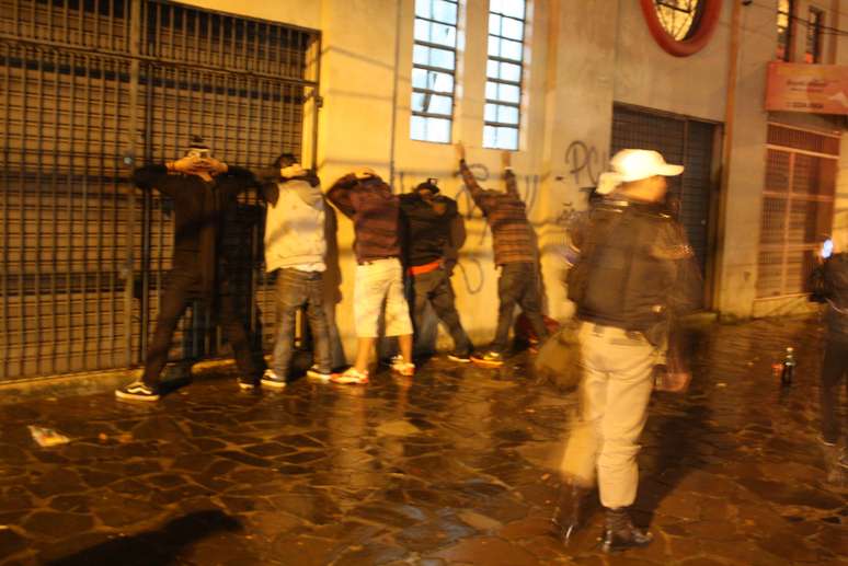 <p>Jovens são presos após o protesto</p>