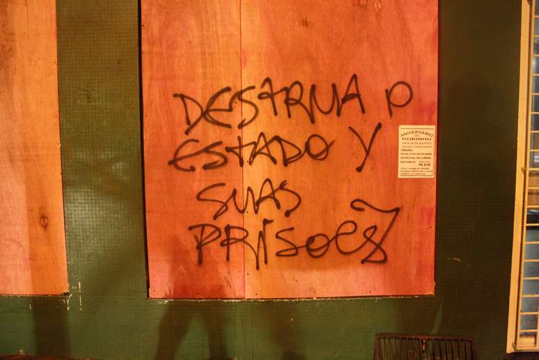 <p>"Destrua o Estado y suas prisões"</p>