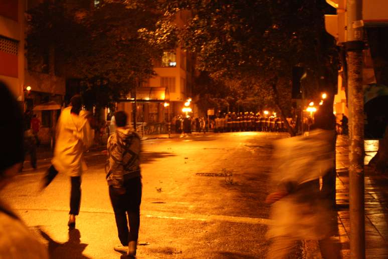 <p>Jovens atiram pedras contra&nbsp;policiais&nbsp;sobre o viaduto da rua Duque de Caxias na noite de segunda-feira</p>