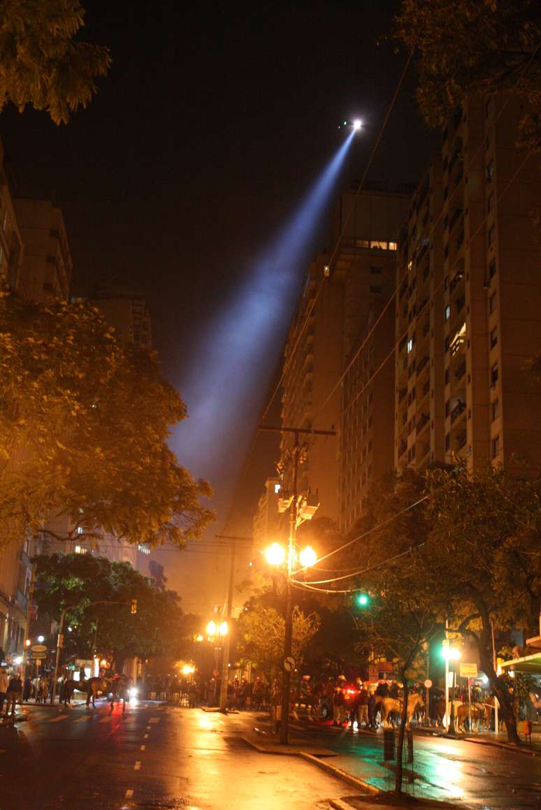 Helicóptero sobrevoa centro de Porto Alegre em mais uma noite de confrontos na capital gaúcha