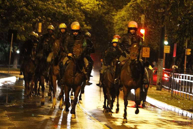 Após a ação da Brigada Militar, um grupo passou a tentar saquear outras lojas e a também vandalizar a região, enquanto a maior parte dos manifestantes se dispersou