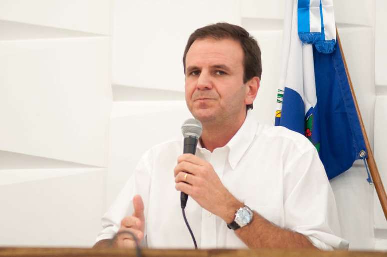 <p>Eduardo Paes negou que tenha se sentido desconfortável porque governadores e prefeitos só foram avisados das medidas que seriam propostas após o anúncio da presidente</p>