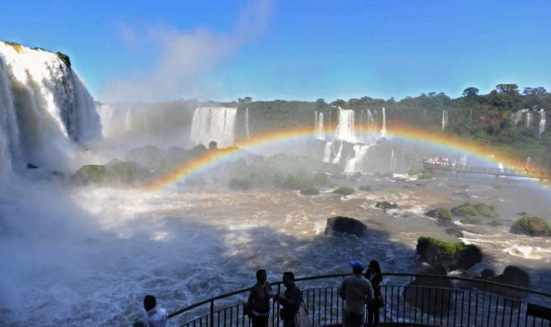Arco-íris sobre as cataratas do Iguaçu, em foto de abril de 2013