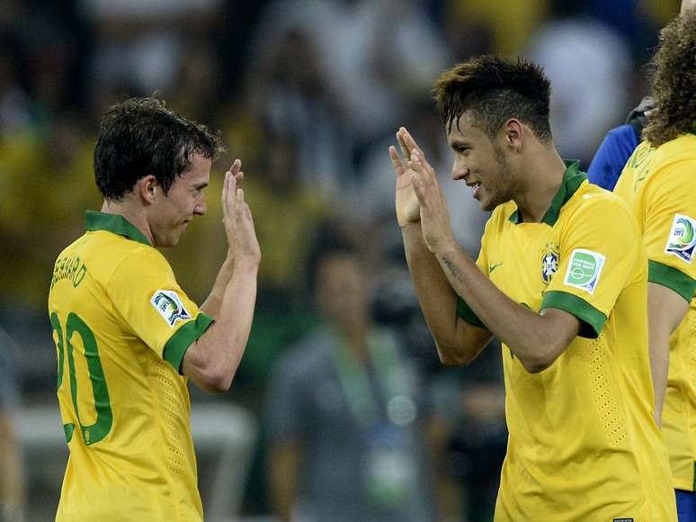 <p>Neymar (à direita) e Paulinho integram lista de seis finalistas, que tem ainda dois espanhóis</p>