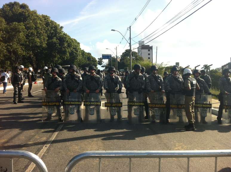<p>Policiais tentaram impedir passagem de manifestantes</p>