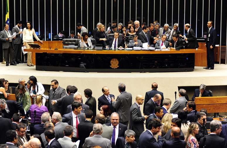 Além da PEC 37, os deputados votaram a emenda que destina recursos dos royalties para a educação