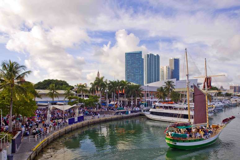 <p>O Bayside Market Place é um shopping a céu aberto de frente para o mar</p>