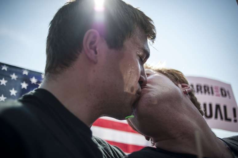 Michael Knaapen (esq.) beija o seu marido John Becker após o anúncio da decisão da Suprema Corte dos Estados Unidos que derrubou a lei que definia o casamento como uma união entre um homem e uma mulher