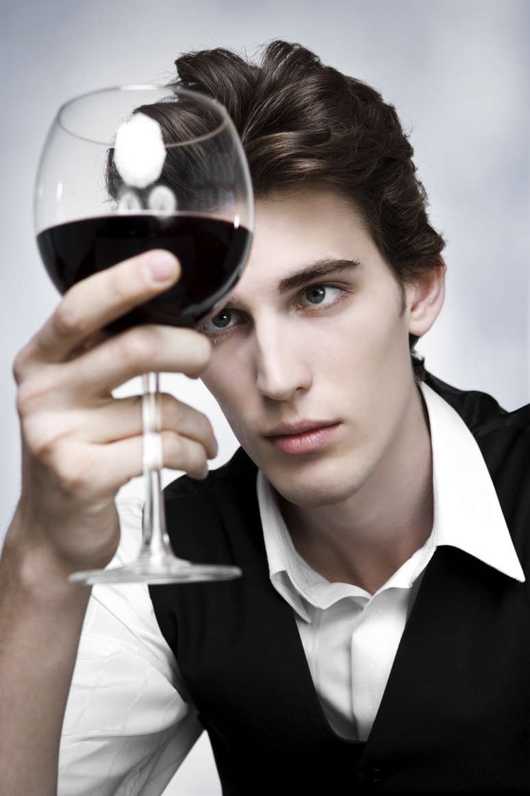 <p>Cinquenta e quatro especialistas tomaram duas ta&ccedil;as de vinho, tinto e branco. O tinto foi descrito como rico em aromas de frutas vermelhas. O fato &eacute; que ambos foram tirados da mesma garrafa e uma parte 'tingida' como corante sem sabor</p>