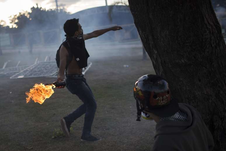 <p>A Polícia Militar enfrentou manifestantes com bombas de efeito moral e de gás lacrimogêneo e acabou acuada em um colégio</p>