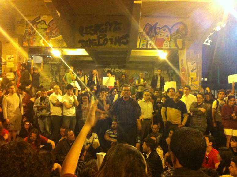 Ativista discursa sobre suas prioridades no movimento; grupos de trabalho foram formados ao final da reuni&atilde;o