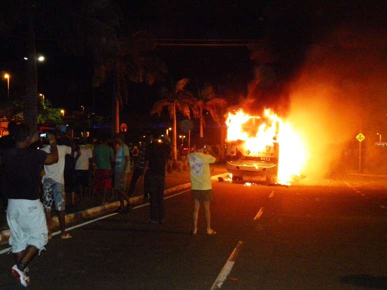 Um ônibus da Viação Modelo foi parado por alguns manifestantes, que começaram a depredação