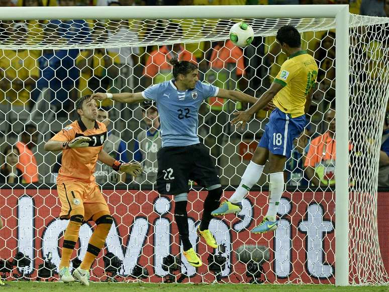 Após escanteio cobrado por Neymar, Paulinho subiu mais alto que a marcação para colocar o Brasil na frente do placar. Após ser poupado contra a Itália, o volante voltou a ser titular nesta quarta-feira