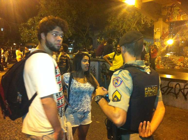 Pol&iacute;cia e manifestantes conversam sobre pol&iacute;tica; na quarta, a tens&atilde;o marcar&aacute; o encontro