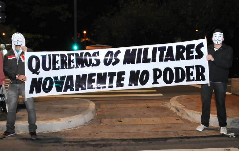 <p>Manifestantes pedem o retorno dos militares ao poder em protesto na avenida Paulista, em São Paulo</p>