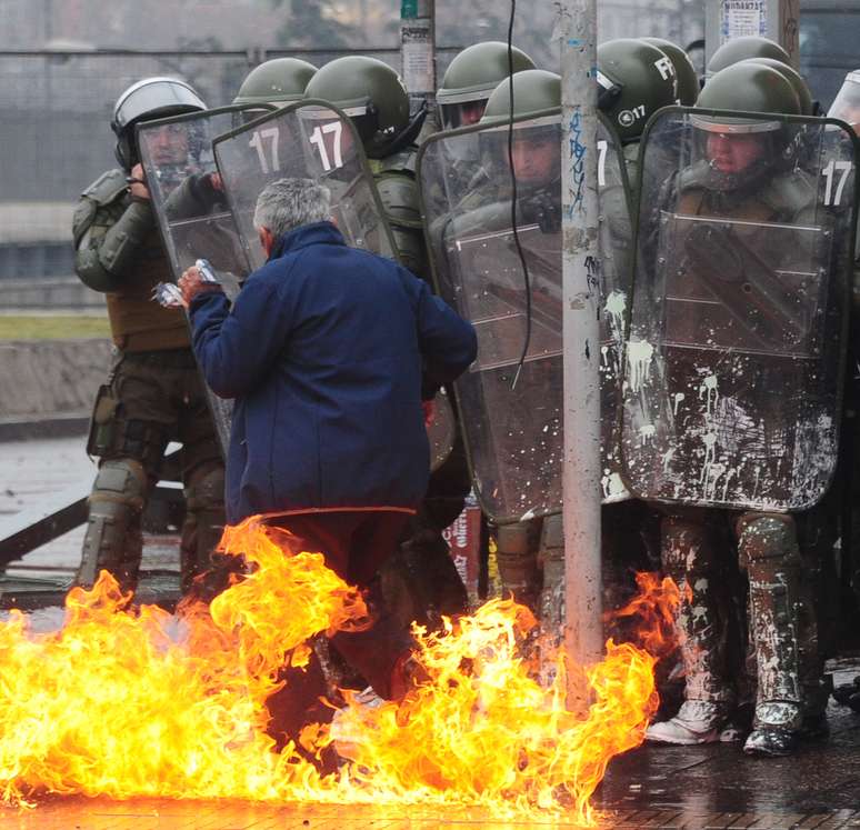 Homem pula de coquetel Molotov durante manifestação em Santiago