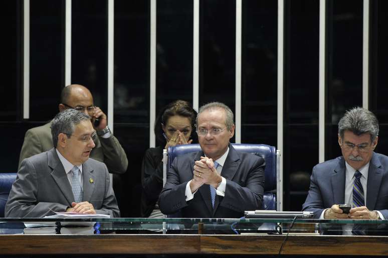 <p>Encontro ocorrer&aacute; ap&oacute;s presidente do Senado, Renan Calheiros (centro), &#39;alfinetar&#39; Dilma em discurso no plen&aacute;rio</p>