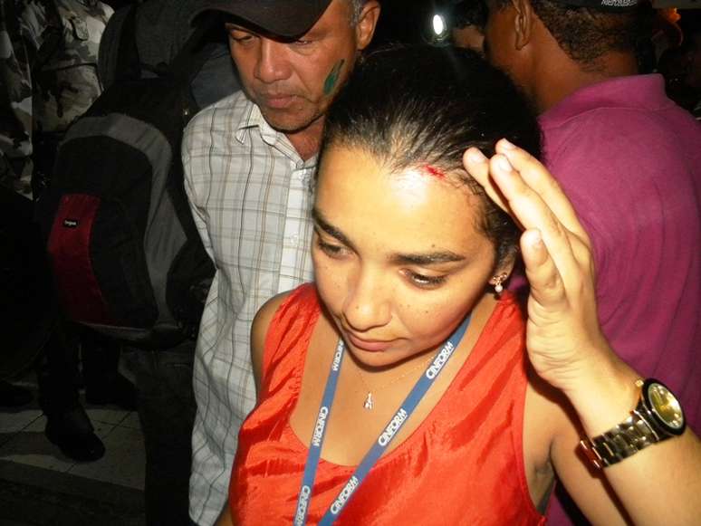 Na chegada à sede da prefeitura, a repórter cinematográfica Ana Lícia Menezes, do jornal Cinform, foi atingida na testa por uma pedra arremessada do meio da multidão