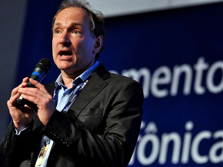 <p>Sir Tim Berners-Lee criou a World Wide Web em 1989</p>