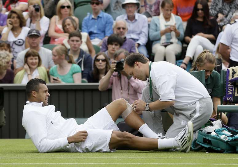 Tsongá é atendido com dores no joelho em Wimbledon