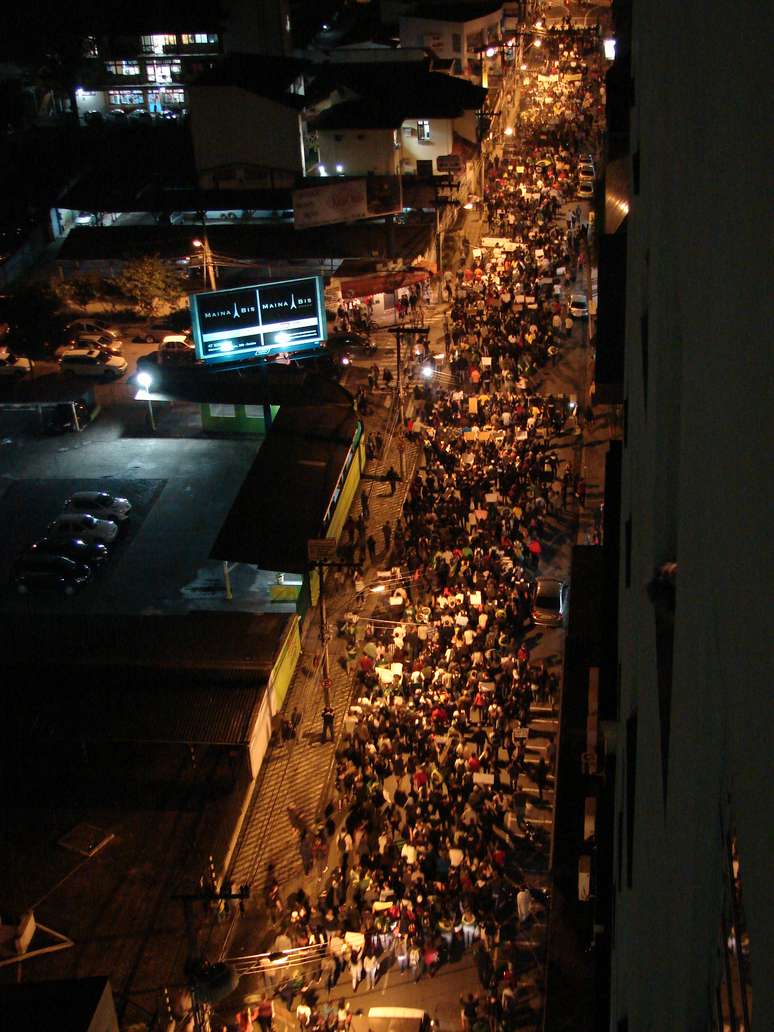 História de amor casal fica sob o guarda-chuva na rua da noite