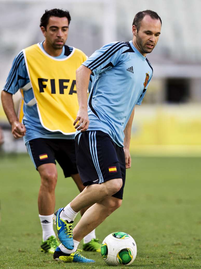 <p>&Iacute;cones da atual gera&ccedil;&atilde;o,&nbsp;Xavi e Iniesta estiveram juntos em tr&ecirc;s finais, todas vencidas pela Espanha</p>