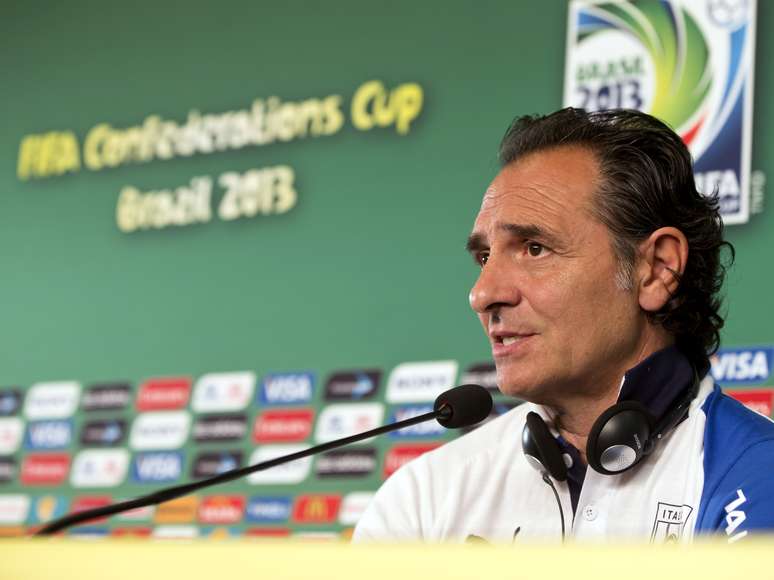 <p>Prandelli e Buffon deram entrevista antes da última derrota para a Espanha - coincidência ruim para os supersticiosos italianos</p>