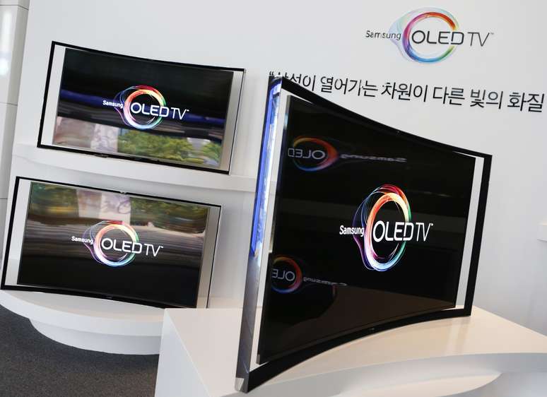 <p>Televisores OLED da Samsung apresentam esolução de imagem mais nítida, tempos de resposta mais rápidos e imagens de alto contraste e experiência imersiva em função das curvas do aparelho</p>