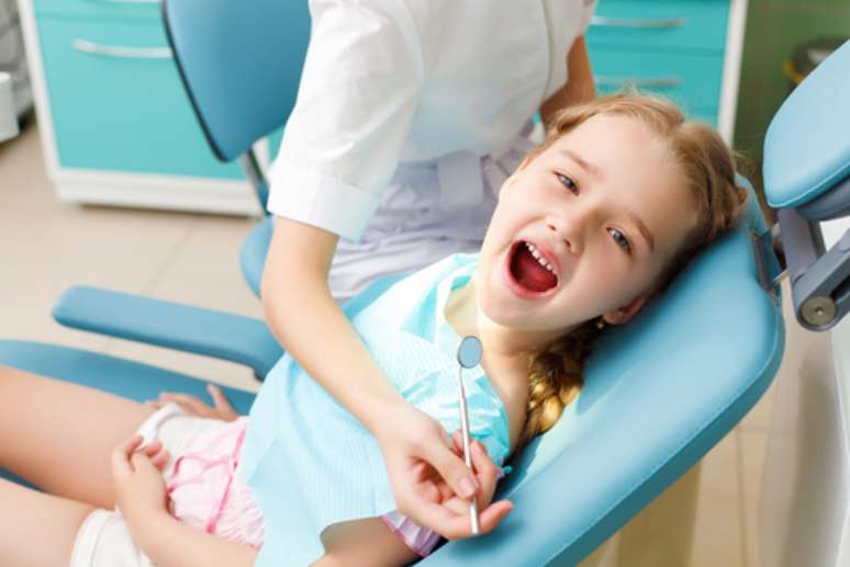 A criança deve ser acompanhada pelo dentista desde os primeiros meses de vida, por um profissional capacitado e preparado para lidar com questões comportamentais