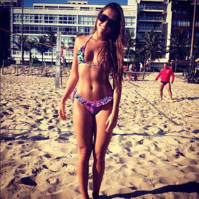 Carol Portaluppi sempre exibe suas curvas nas praias cariocas