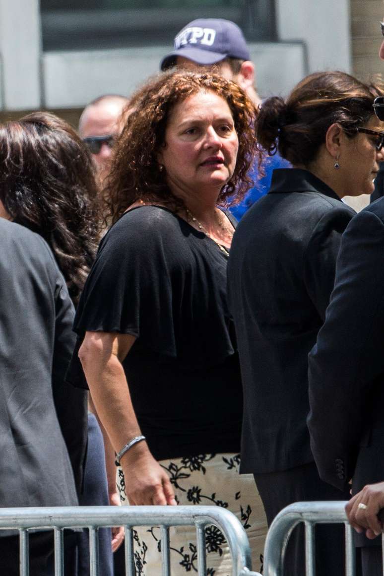 <p>Aida Turturro, que viveu Janice Soprano na série 'The Sopranos', comparece ao velório do ator James Gandolfini, que morreu na última quarta-feira (19), de ataque cardíaco, em Roma, na Itália. Gandolfini ficou notório como o mafioso Tony Soprano, chefe da máfia de Nova Jersey e protagonista da série. O velório aconteceu na igreja St. John the Divine, em Nova York, nesta quinta-feira (27)</p>