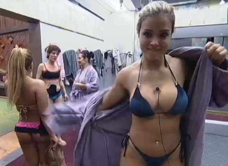 Aryane Steinkopf e Paulo Nunes tomaram banho juntos após a festa junina que rolou em 'A Fazenda' na madrugada do dia 27 de junho