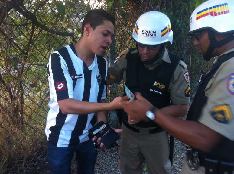 Em meio &agrave; manifesta&ccedil;&atilde;o, torcedor entra para jogo apenas no segundo tempo