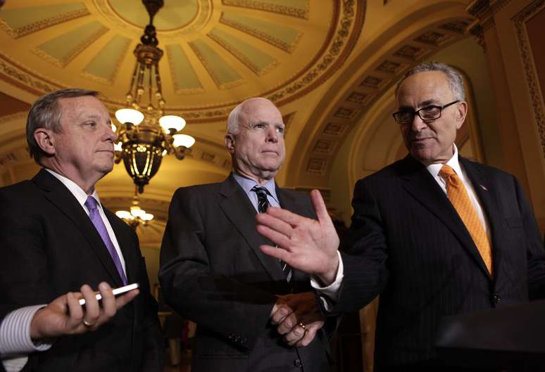Os senadores Durbin, McCain e Schumer falam à imprensa após a aprovação da reforma migratória