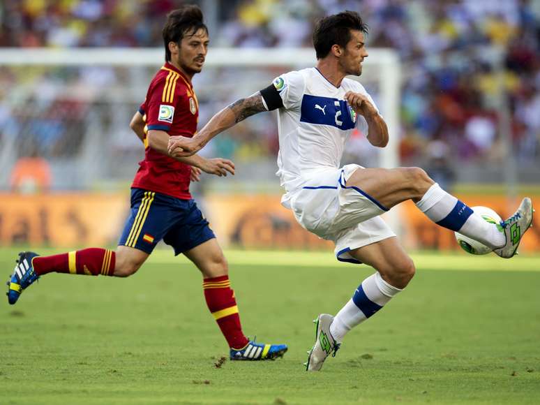 <p>Christian Maggio (de branco), que substituiu Abate, durante partida contra Espanha, nesta quinta </p>