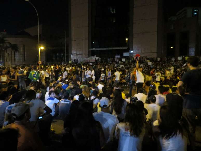 Moradores fazem caminhada e pedem paz durante manifestação em