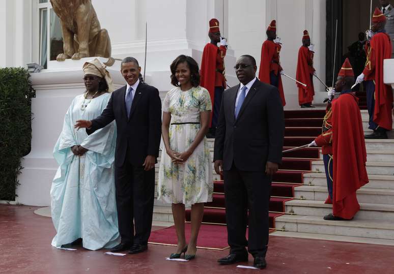 Obama e a mulher, Michelle, posam para foto ao lado do presidente senegalês, Macky Sall (dir.), e da primeira-dama do país, Mariame Faye Sall (esq.), em Dacar