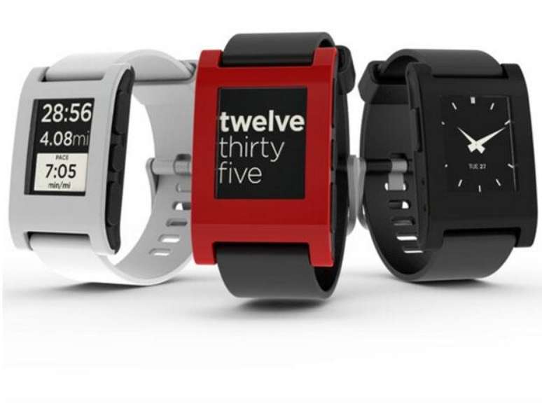 Relógios inteligentes Pebble são vendidos após o sucesso na arrecadação de US$ 10 milhões através do site de investimento comunitário Kickstarter