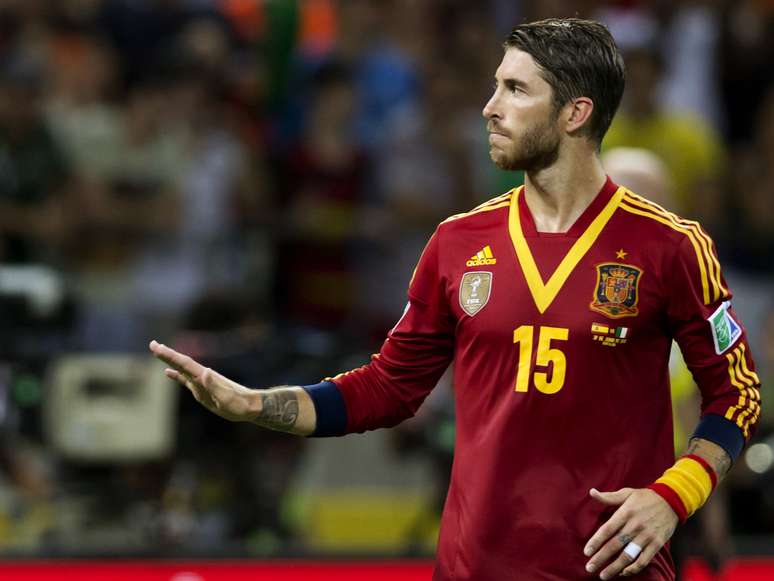 <p>Muito vaiado antes de bater pênalti, Sergio Ramos fez gesto para a torcida após converter a sua cobrança diante de Buffon</p>