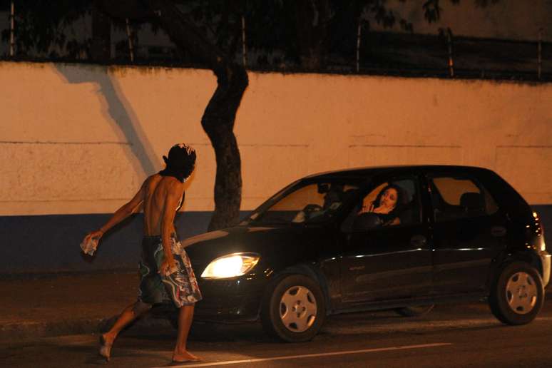 <p>Jovem ameaça mulher dentro de carro durante protesto no Recife</p>