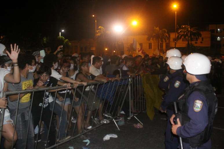 <p>Grupo ameaçou invadir a prefeitura e de Belém durante protesto. Manifestantes chegaram a forçar a grade que cerca o prédio</p>