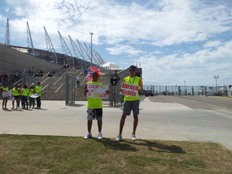 <p>Em meio a protestos, entorno do Castelão convive com tranquilidade</p>