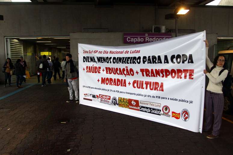 <p>Manifestantes mostram faixa de protesto em frente &agrave; estad&atilde;o Cap&atilde;o Redondo do metr&ocirc;, em S&atilde;o Paulo</p>