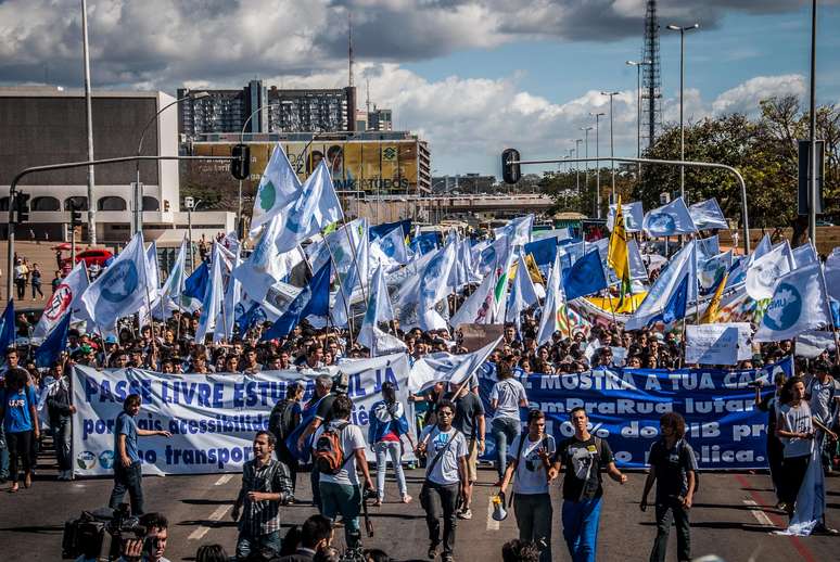 Estudantes ligados à UNE fazem marcha em Brasília por mais investimento em educação