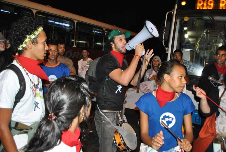 Manifestantes foram às ruas de Vitória da Conquista, no sudoeste baiano em um novo protesto na noite desta quarta-feira