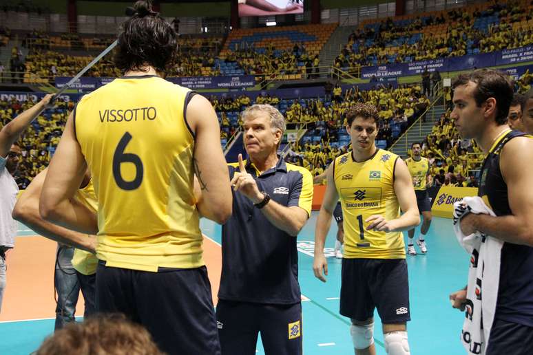 Brasil estreia com vitória no tie-break pelo Mundial de Vôlei