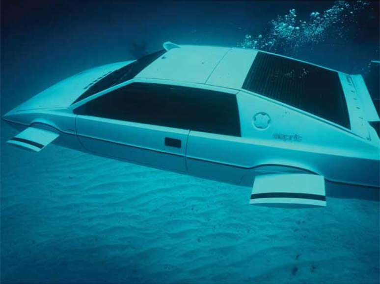 <p>O carro Lotus Espirit foi utilizado pelo personagem famoso agente britânico interpretado pelo ator Roger Mooer em 1977 </p>
