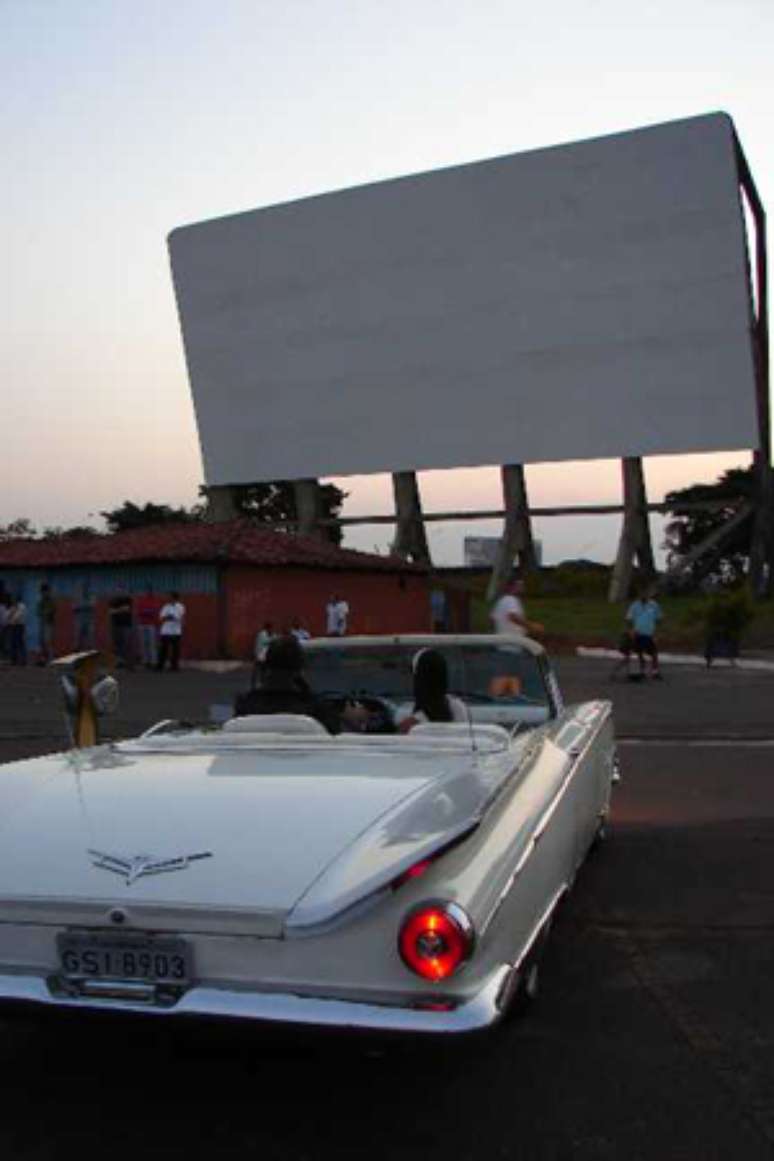 No Cine Drive-In é possível assistir aos longas de dentro do próprio carro