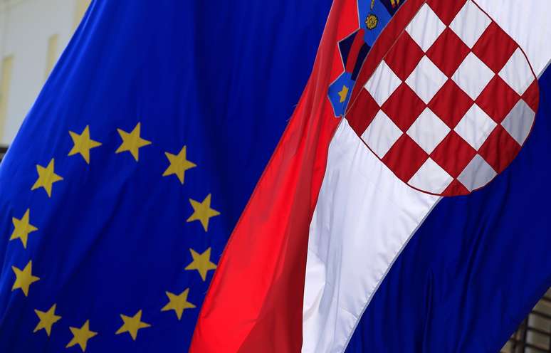 As bandeias europeia e croata em Zagreb: entrada oficial no dia 1º de julho